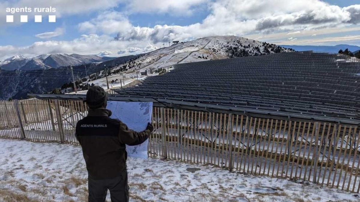 Un agente de los Agents Rurals ante la construcción de un parque solar en la zona del Planell de la Tossa.