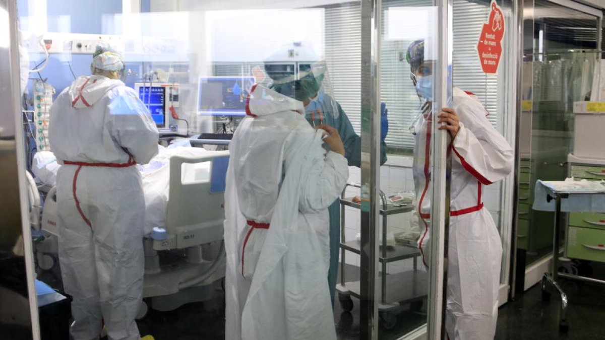 Profesionales sanitarias del Hospital del Mar atendiendo a un paciente ingresado en  la UCI con Covid-19.