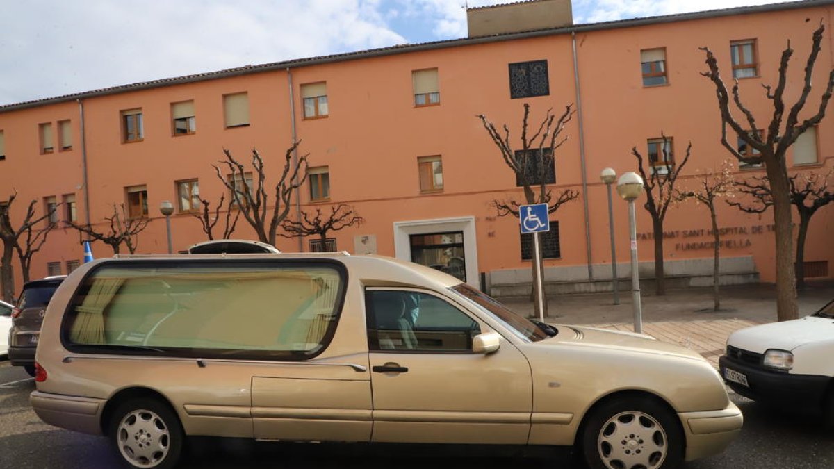 Un coche fúnebre delante de la residencia de Tremp el pasado mes de diciembre.