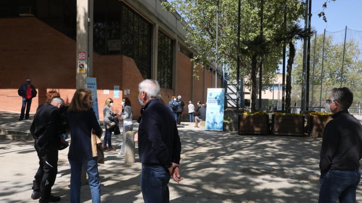 Personas de 60 a 65 años hacían cola ayer para vacunarse en el pabellón Onze de Setembre de Lleida.