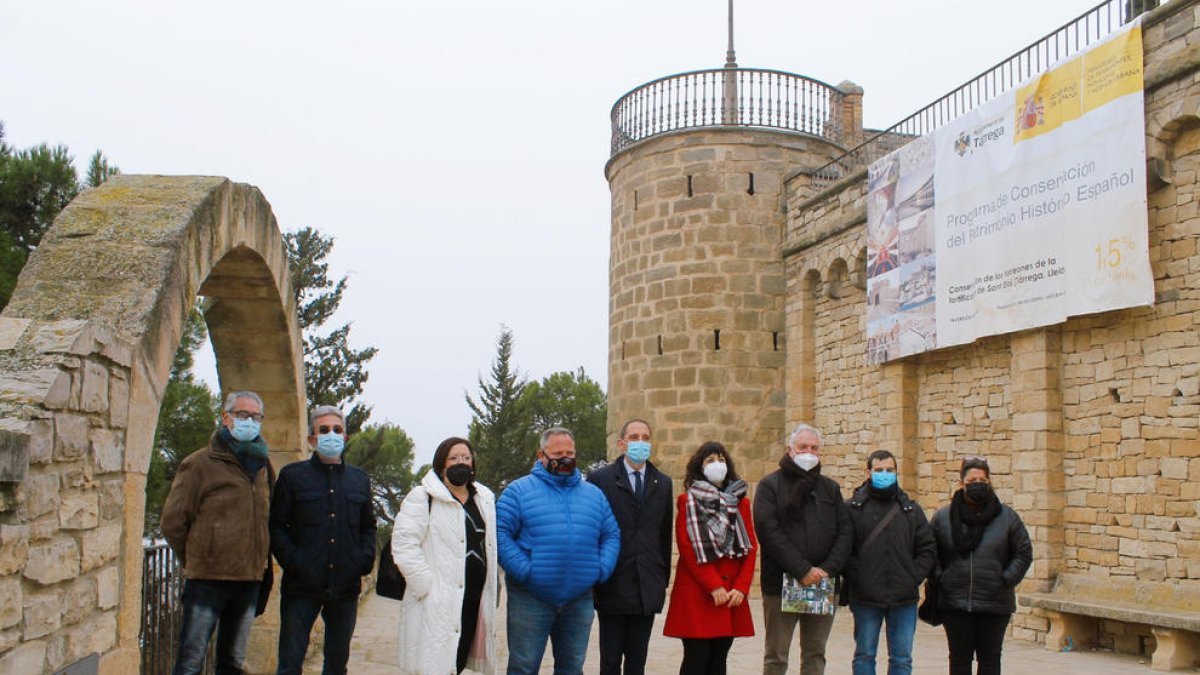 La visita del subdelegado del gobierno español en Lleida, José Crespín, con la alcadessa de Tàrrega, Alba Pijuan, en las tres torres restauradas del parque de Sant Eloi.