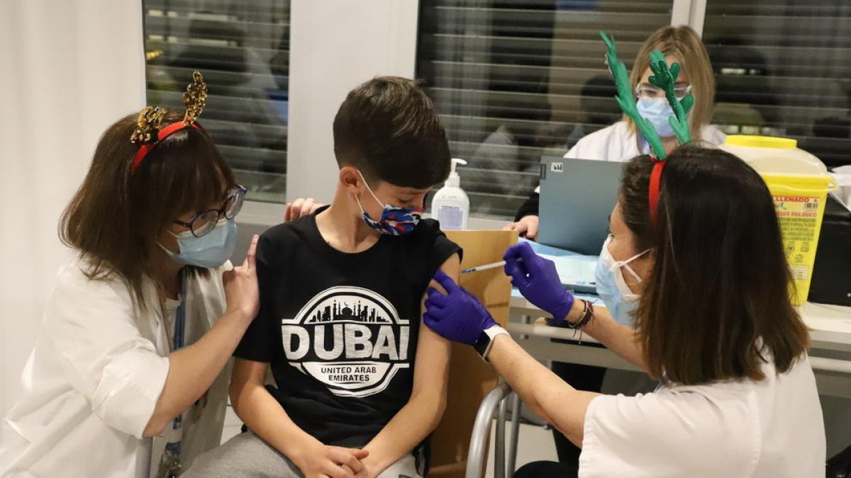 Un nen rep la vacuna contra la Covid aquest dimecres a Lleida.