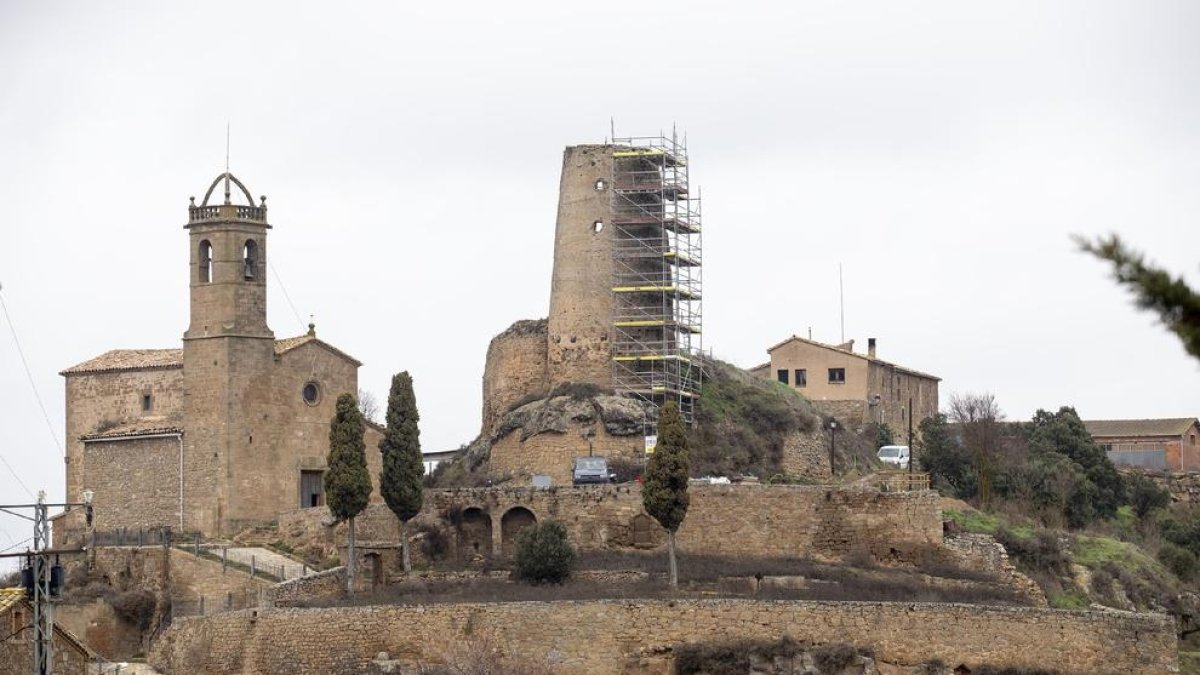 Les obres de consolidació de la torre medieval del castell de Lloberola.
