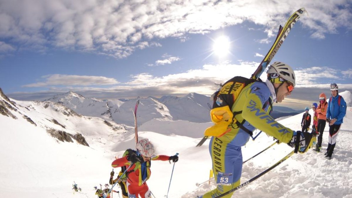 Esquiadores subiendo una ladera en la estación de Boí Taüll.