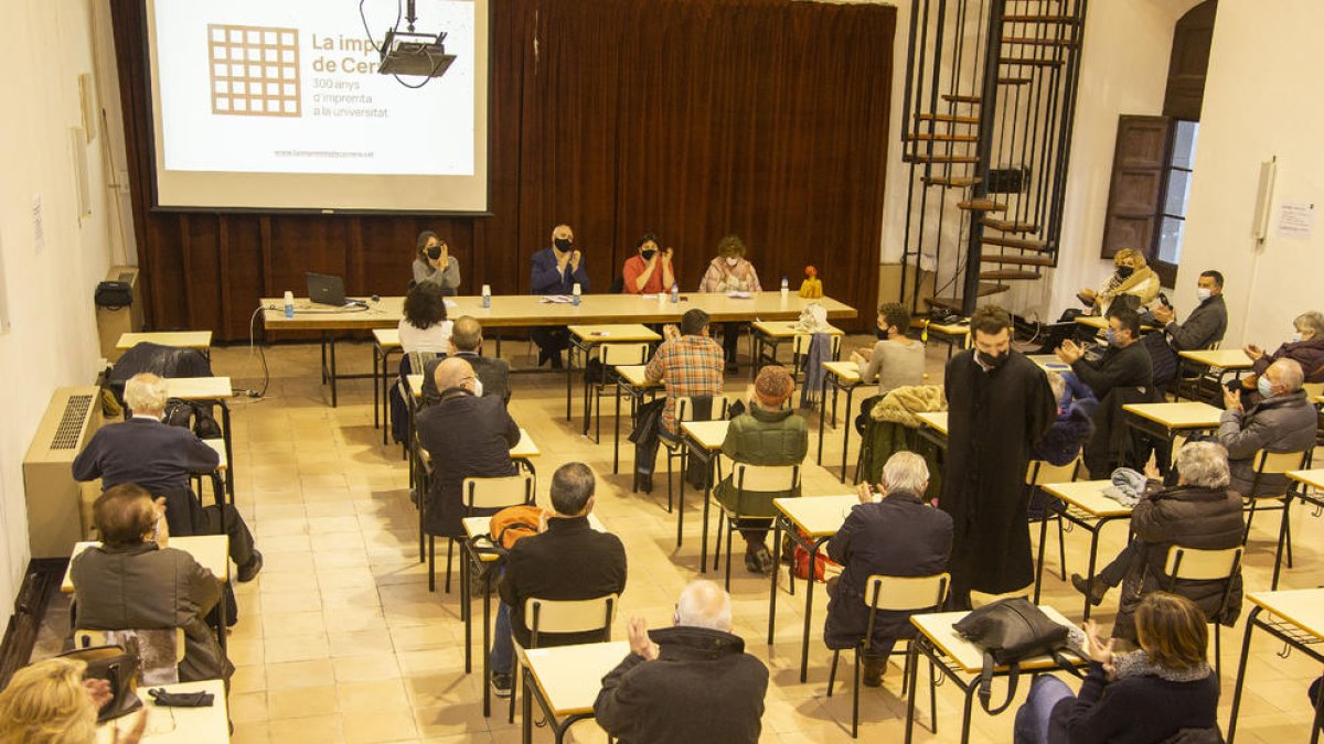 El público se convirtió en alumno universitario, ayer en el 300 aniversario de la imprenta en Cervera.