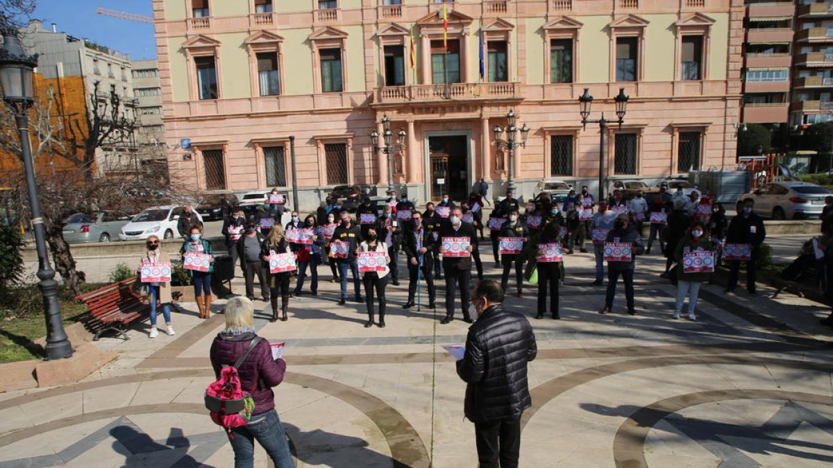 Concentració sindical davant de la subdelegació del Govern central a Lleida, ahir.