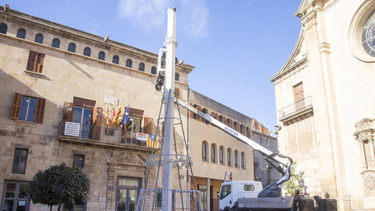 Operaris treballant en els últims detalls de la il·luminació.