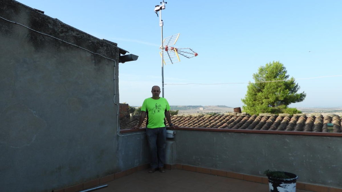 El Josep posa amb la nova estació meteorològica que s'ha instal·lat a l'antena de la tele.