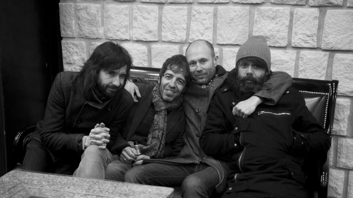 El fotògraf lleidatà Rafa Ariño (segon per la dreta) amb els integrants de Sidonie.
