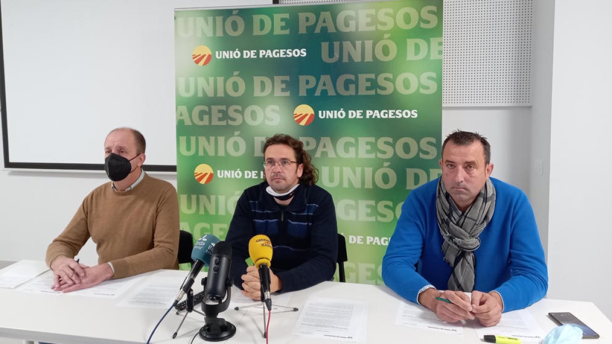 Jordi Prió, Josel Sellart i Santi Caudevilla (d'esquerra a dreta), en roda de premsa d'Unió de Pagesos a Lleida.