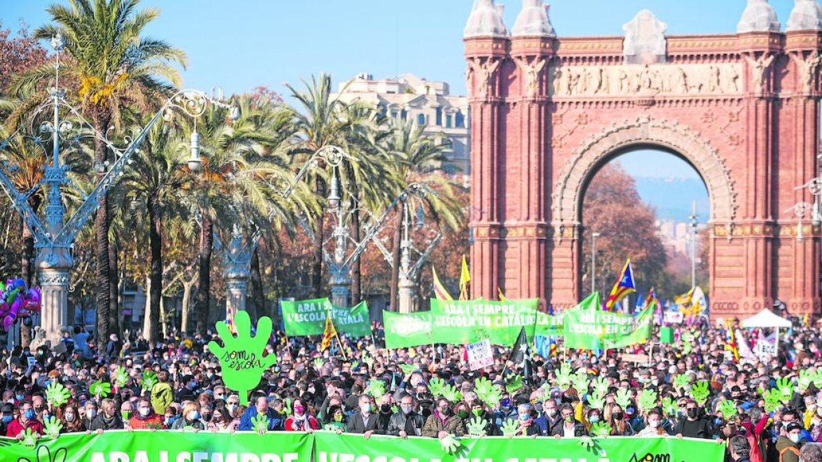 Los líderes sindicales, políticos y de entidades en defensa del catalán sostienen la pancarta de cabecera.