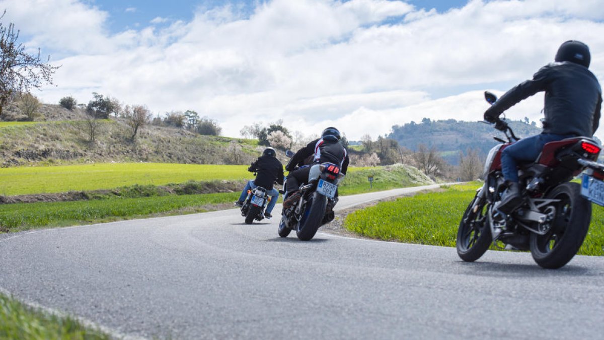 solitud en GRUP. Anar amb moto és un esport individual que, a l’hora de la veritat, la majoria practica sempre en colla.