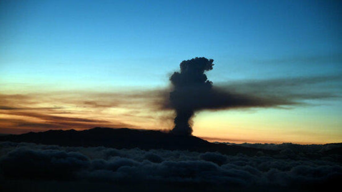 Vista general Vista general des del cel de la fumera expulsada pel volcà de l'illa canària de La Palma.des del cel de la fumera expulsada pel volcà de l'illa canària de La Palma.