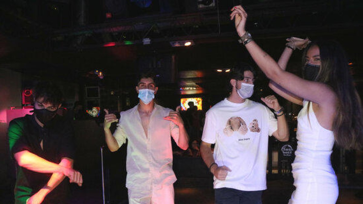 Un grupo de jóvenes que baila con mascarilla en la pista de la discoteca Flashback de Salou en junio.