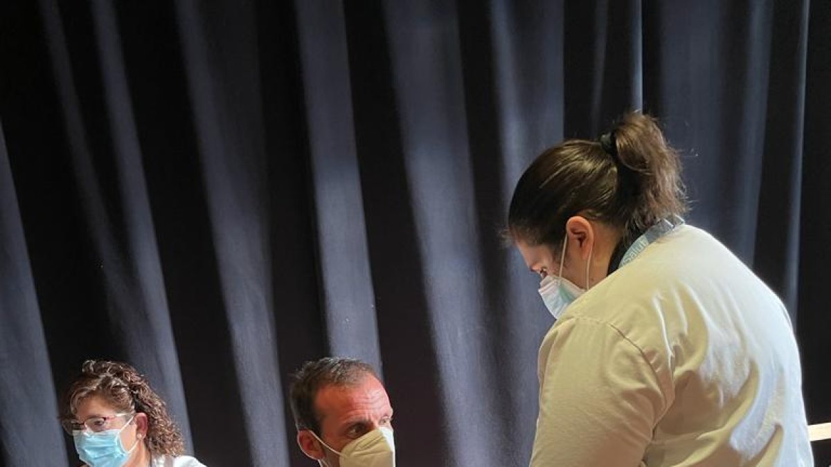 Terceras dosis en Alcarràs  -  El departamento de Salud habilitó ayer un punto de vacunación temporal en el Centre Major d’Alcarràs para administrar la tercera dosis a trabajadores agroalimentarios del Baix Segre y de otros municipios del Seg ...