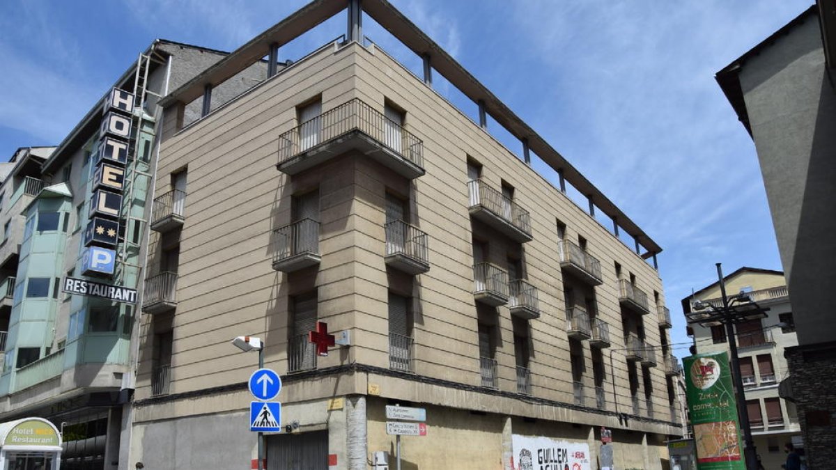 Un edificio en pleno centro de La Seu  -  El edificio está situado en pleno centro de La Seu. Tiene una planta subterránea, ahora está destinada a plazas de aparcamiento para particulares en régimen de alquiler, una planta baja y otras tres pla ...