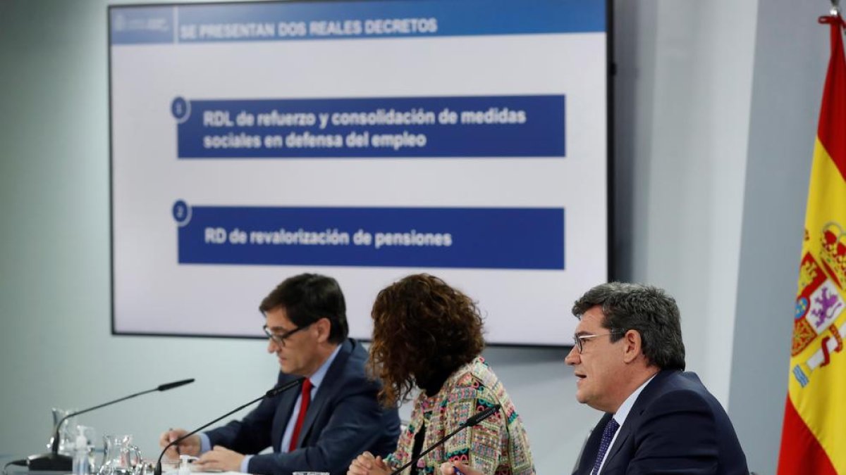 El ministre de Sanitat, Salvador Illa (esquerra); la ministra d'Hisenda i portaveu del Govern espanyol, María Jesús Montero (centre), i el ministre d'Inclusió, Seguretat Social i Migracions, José Luis Escrivá (dreta), durant la roda de premsa posterior al Consell de Ministres.