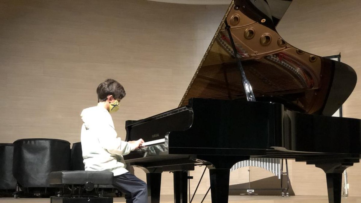 Una audición de un alumno de piano en el Conservatori de Cervera.