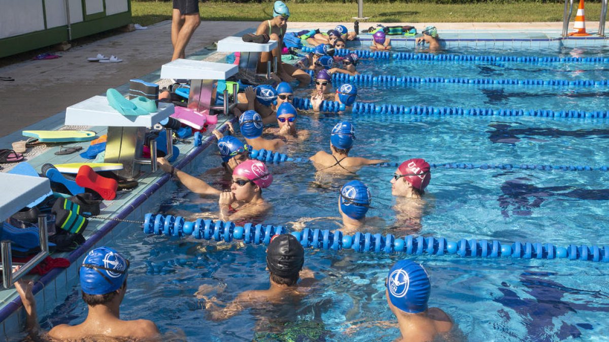 Un grup de nadadors del CN Tàrrega dissabte passat a la piscina climatitzada a l’aire lliure de Verdú.