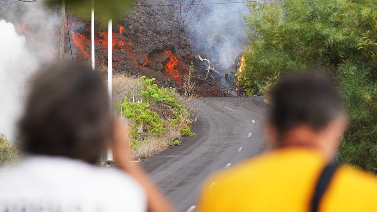 Dos personas observan la lava avanzando por la zona de Cabeza de Vaca en El Paso, La Palma, Santa Cruz de Tenerife, .