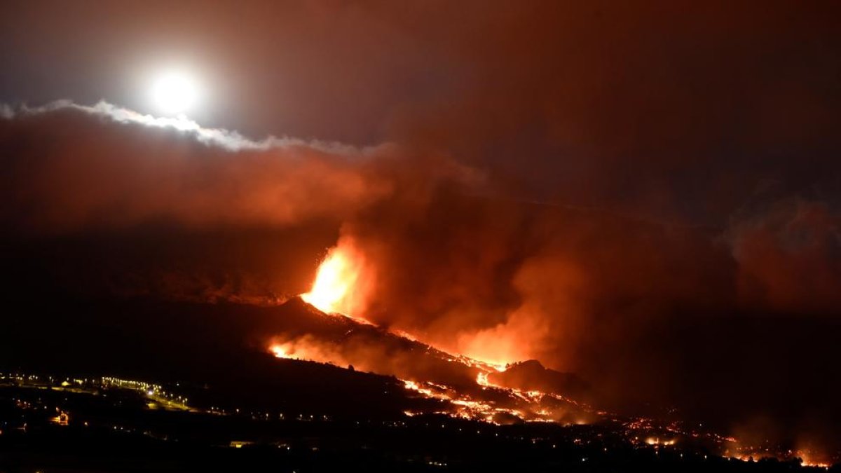 El volcán que surgió el domingo en La Palma cuenta desde esta noche con una nueva boca eruptiva en las cercanías del pueblo de Tacande, en El Paso, lo que ha obligado a ampliar las evacuaciones.