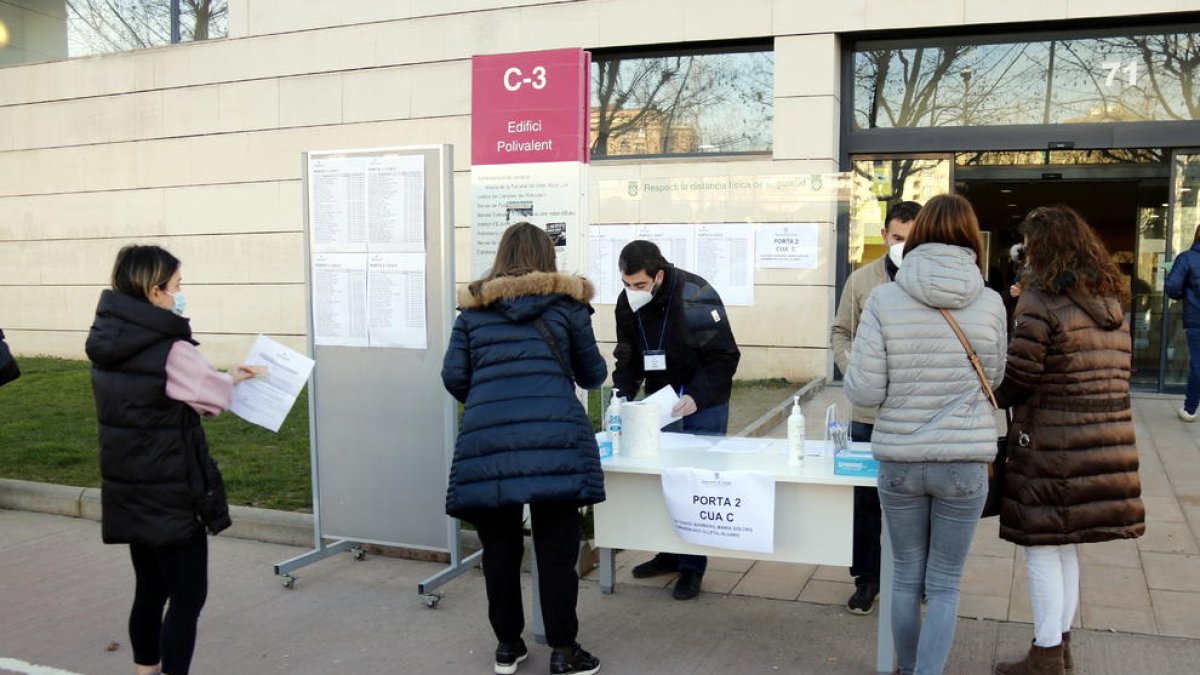 Unas 300 personas se examinan para conseguir plaza en la Diputación de Lleida en las primeras grandes oposiciones en 10 años