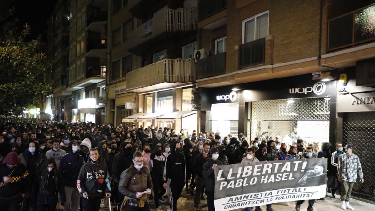 La manifestación, que salió de Ricard Viñes, congregó a un millar de personas.