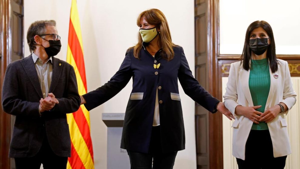 La presidenta del Parlament, Laura Borràs, ahir, flanquejada per Josep Maria Jové i Marta Vilalta, diputats i dirigents d’ERC.