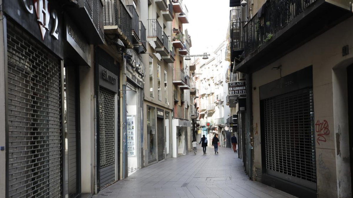 El carrer Major, amb tot tancat i sense gairebé gent, ahir.