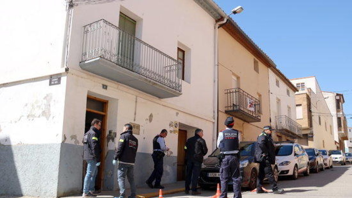 Els Mossos i policia local, davant de la casa d'Alcarràs on van detenir els acusats de tràfic de drogues.