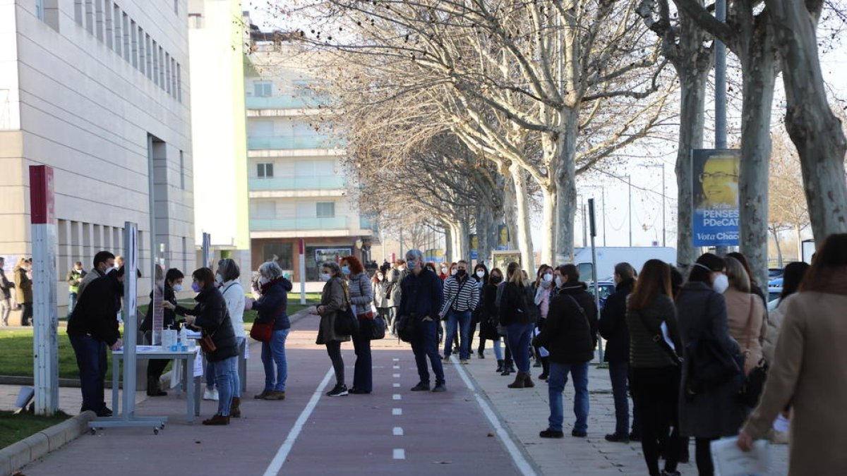 Les cues per accedir a les aules de l’Edifici Polivalent de la UdL durant el matí d’ahir.