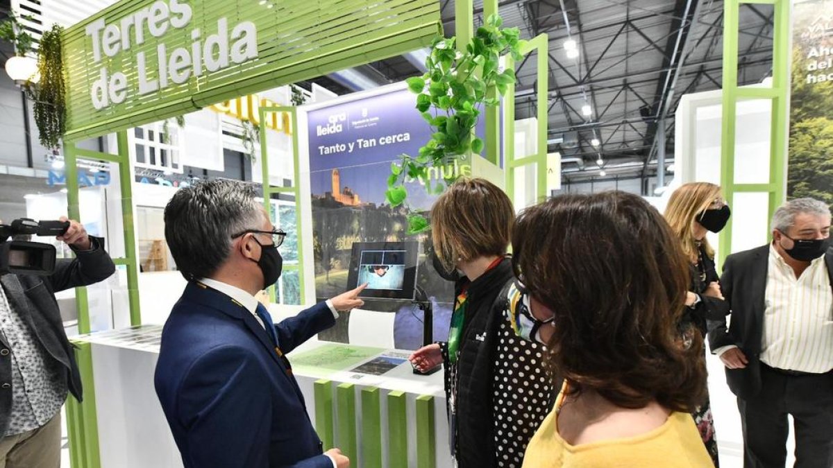 El conseller Tremosa frente al espacio dedicado a Lleida.