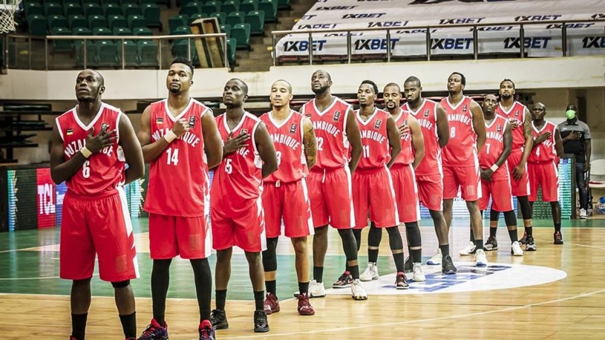 Manuel, cuarto por la izquierda, con la selección de Mozambique.