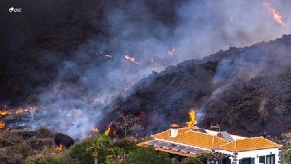 Una casa se salva in extremis de ser destrossada per la lava del volcà de La Palma.