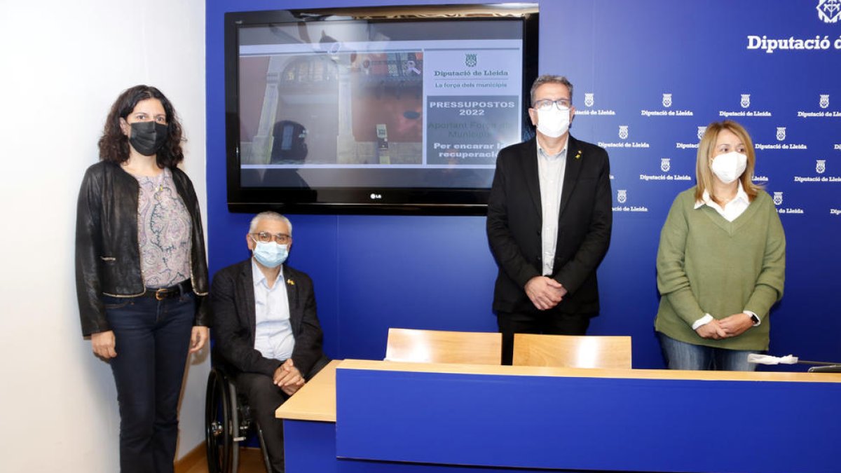 El presidente y vicepresidente de la Diputación de Lleida, Joan Talarn y Jordi Latorre, con las portavoces de ERC y JxCat, Mercè Carulla y Rosa Pujol, en la presentación de los presupuestos 2022.