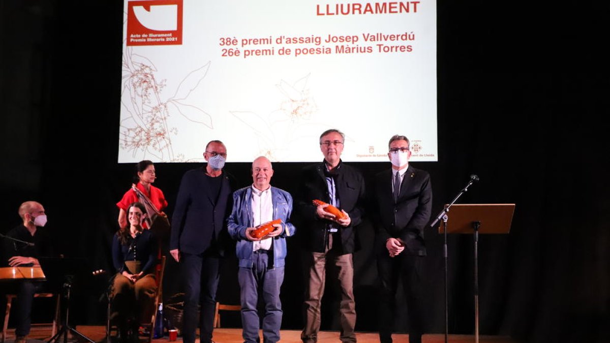 El alcalde, Miquel Pueyo, y el presidente de la Diputación, Joan Talarn, ayer flanqueando a los ganadores del Vallverdú y el Màrius Torres.