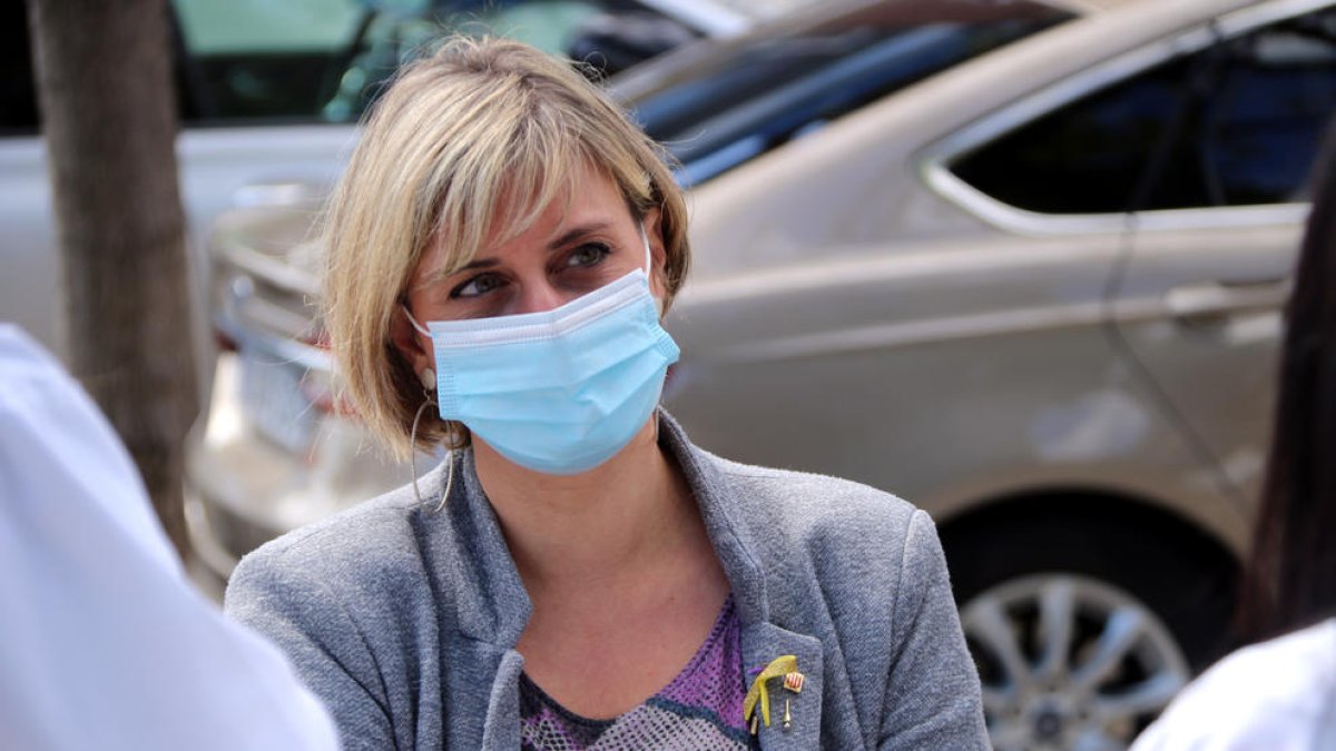 La consellera de Salud, Alba Vergés, conversa con profesionales sanitarios.