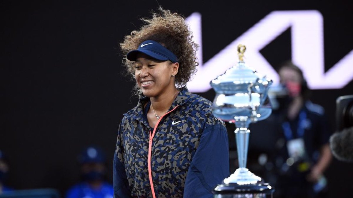 Naomi Osaka, amb el trofeu com a campiona a Austràlia.