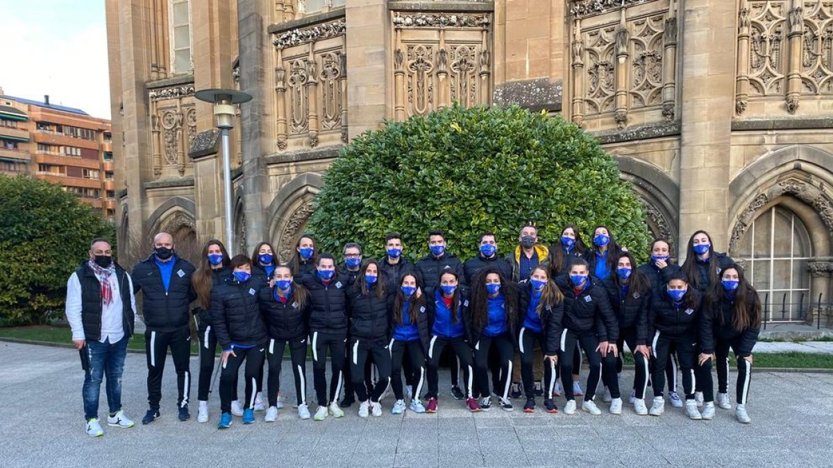 Las jugadoras del AEM, ayer en Vitoria.