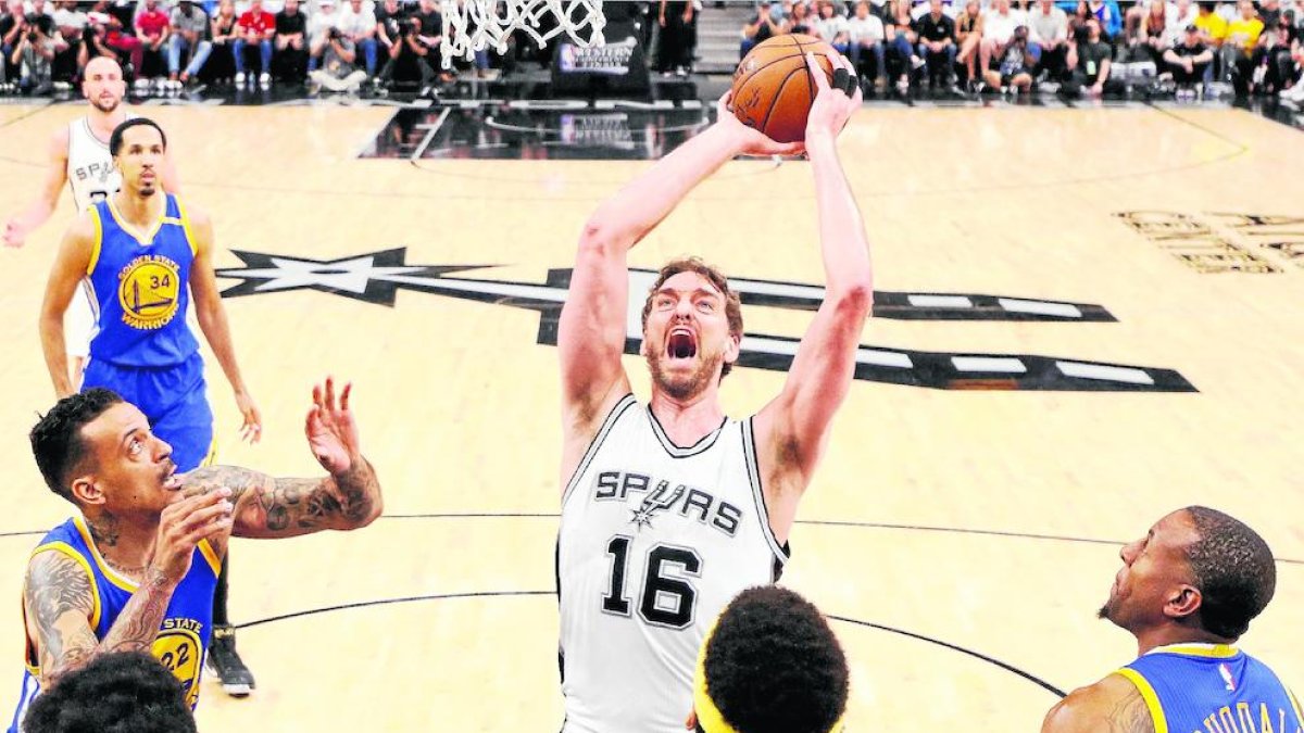 Pau Gasol, en un partit de la seua etapa als San Antonio Spurs de l’NBA.