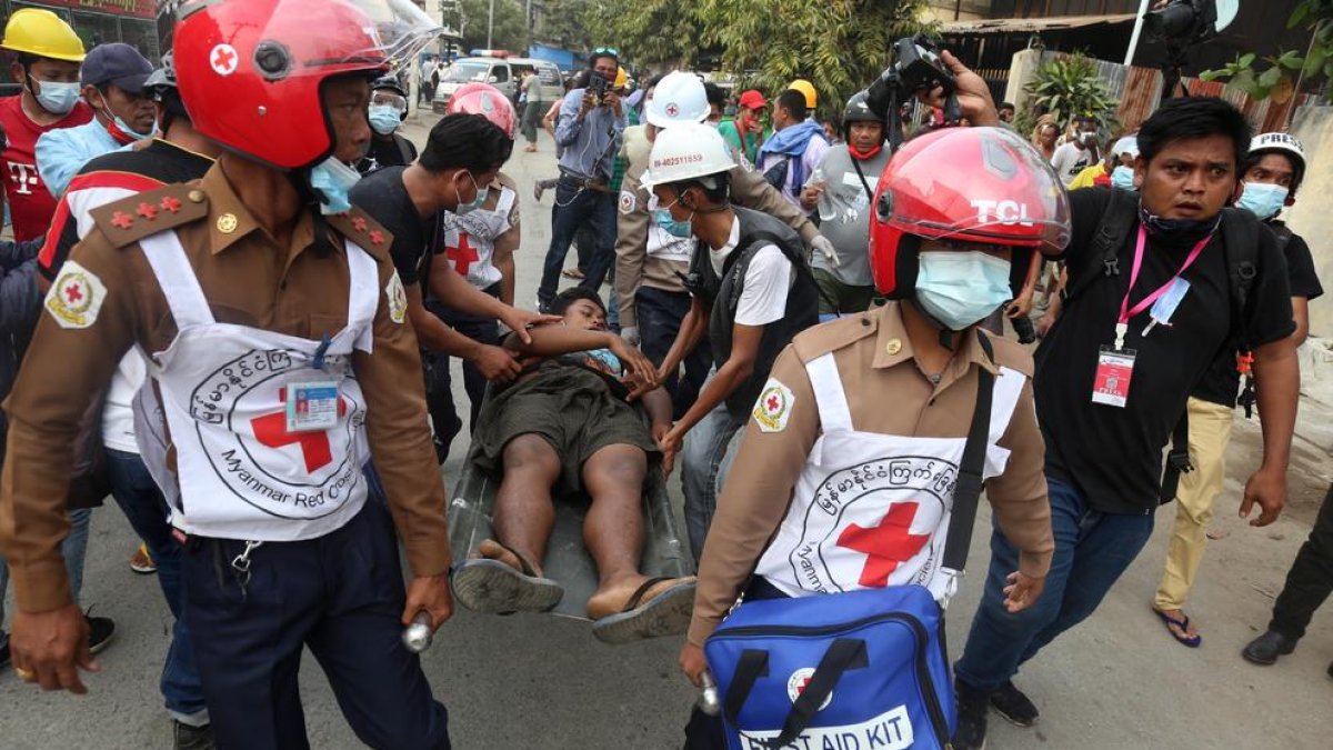 Sanitarios trasladan a un manifestante herido durante las protestas de ayer en Birmania contra el golpe de estado.