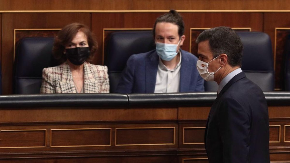 Pedro Sánchez pasa ante Pablo Iglesias en el Congreso.