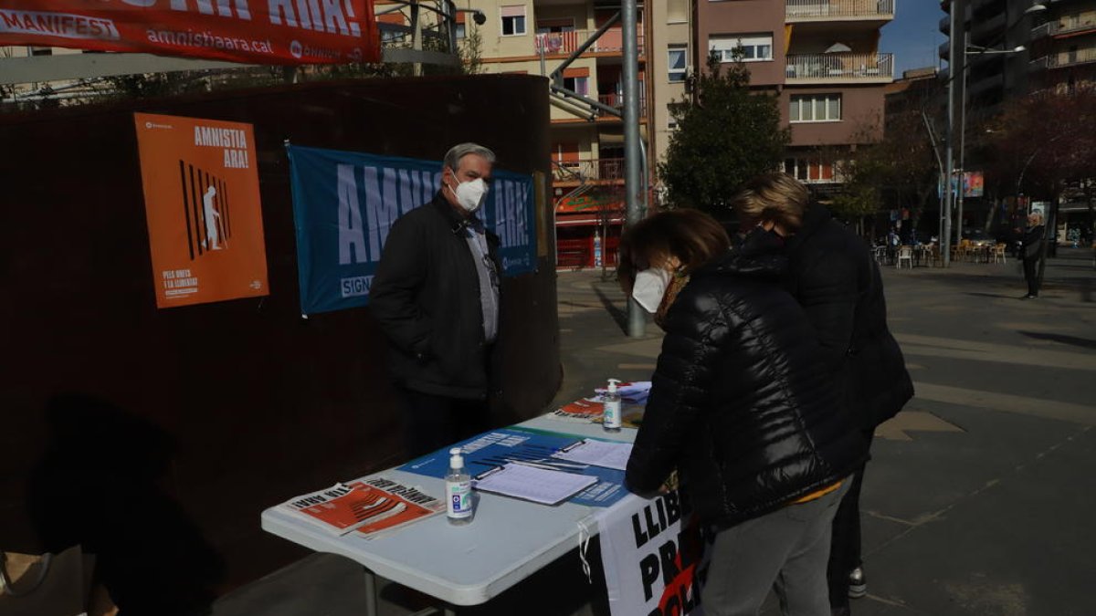 Recogida de firmas ayer en Lleida para reclamar una amnistía para todos los encausados por el ‘procés’.