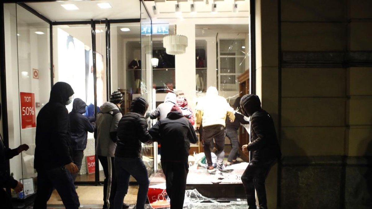 Manifestantes saquean una tienda en Barcelona, durante las protestas por el encarcelamiento de Pablo Hasél, ayer.