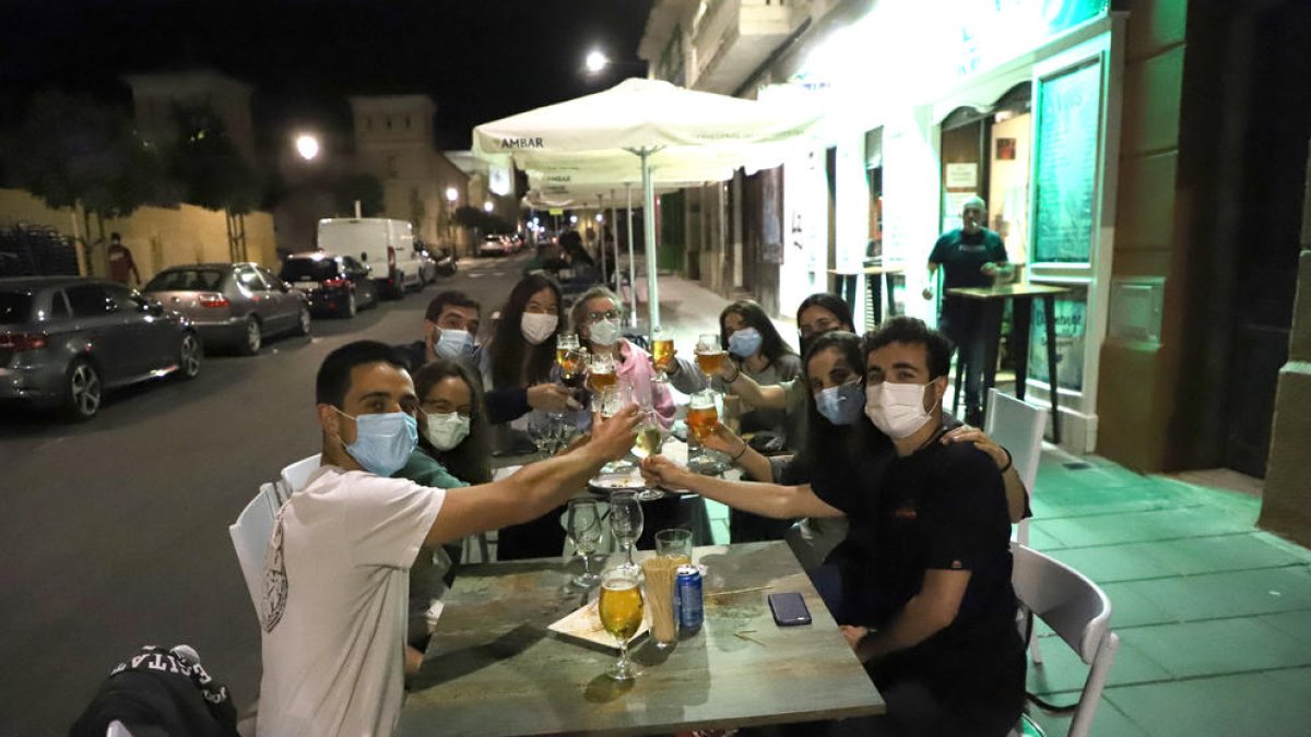 Un grup d’amics en diverses taules d’un restaurant a Lleida ahir després de les 23.00 hores.