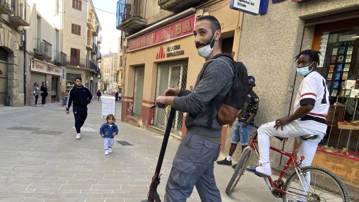 Un usuari de patinet aquesta setmana a Cervera.