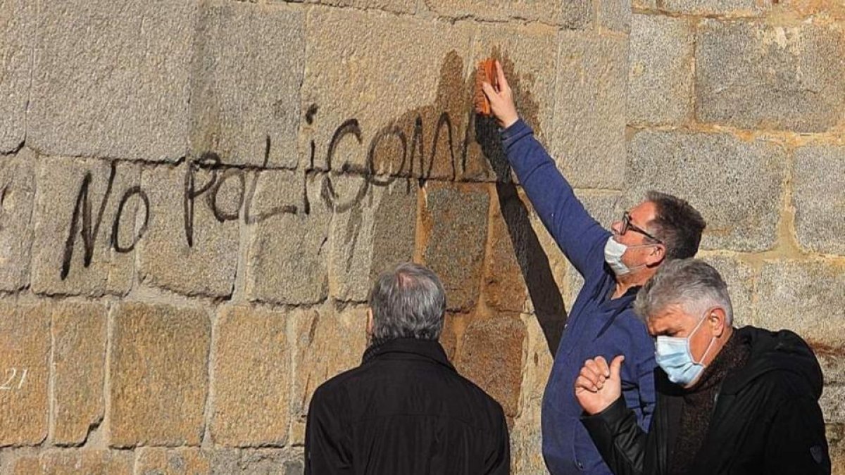 Limpieza de la pintada en la catedral de La Seu d’Urgell. 