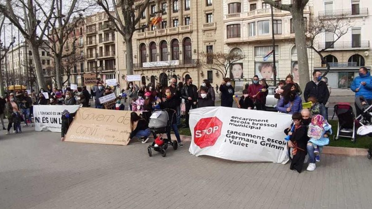 Un instante de la protesta ante la Paeria.