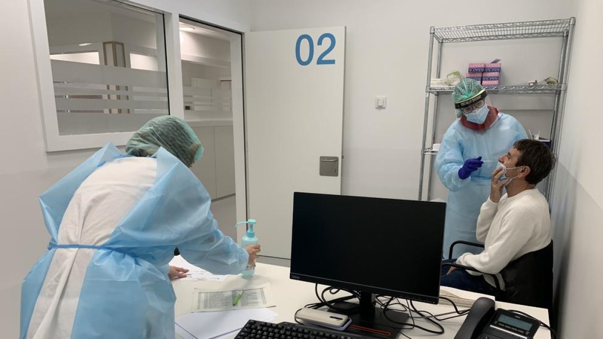 Una prueba PCR en el nuevo edificio del hospital Arnau.