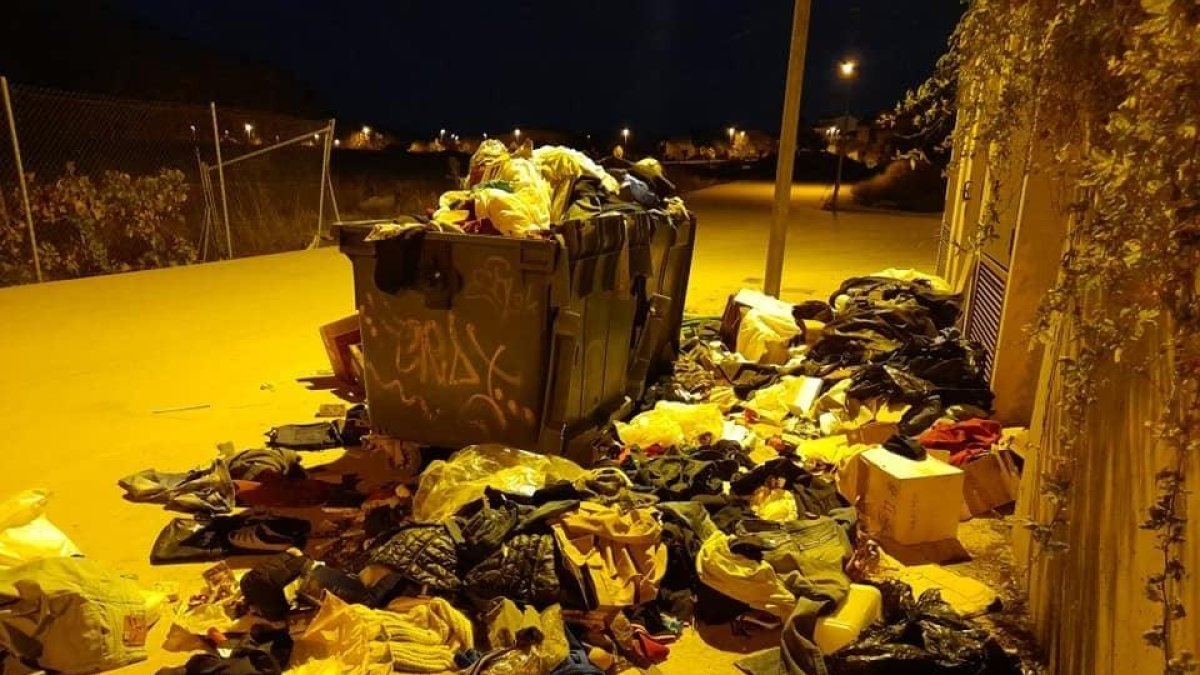 Imatge de contenidors de la zona després del mercadillo.